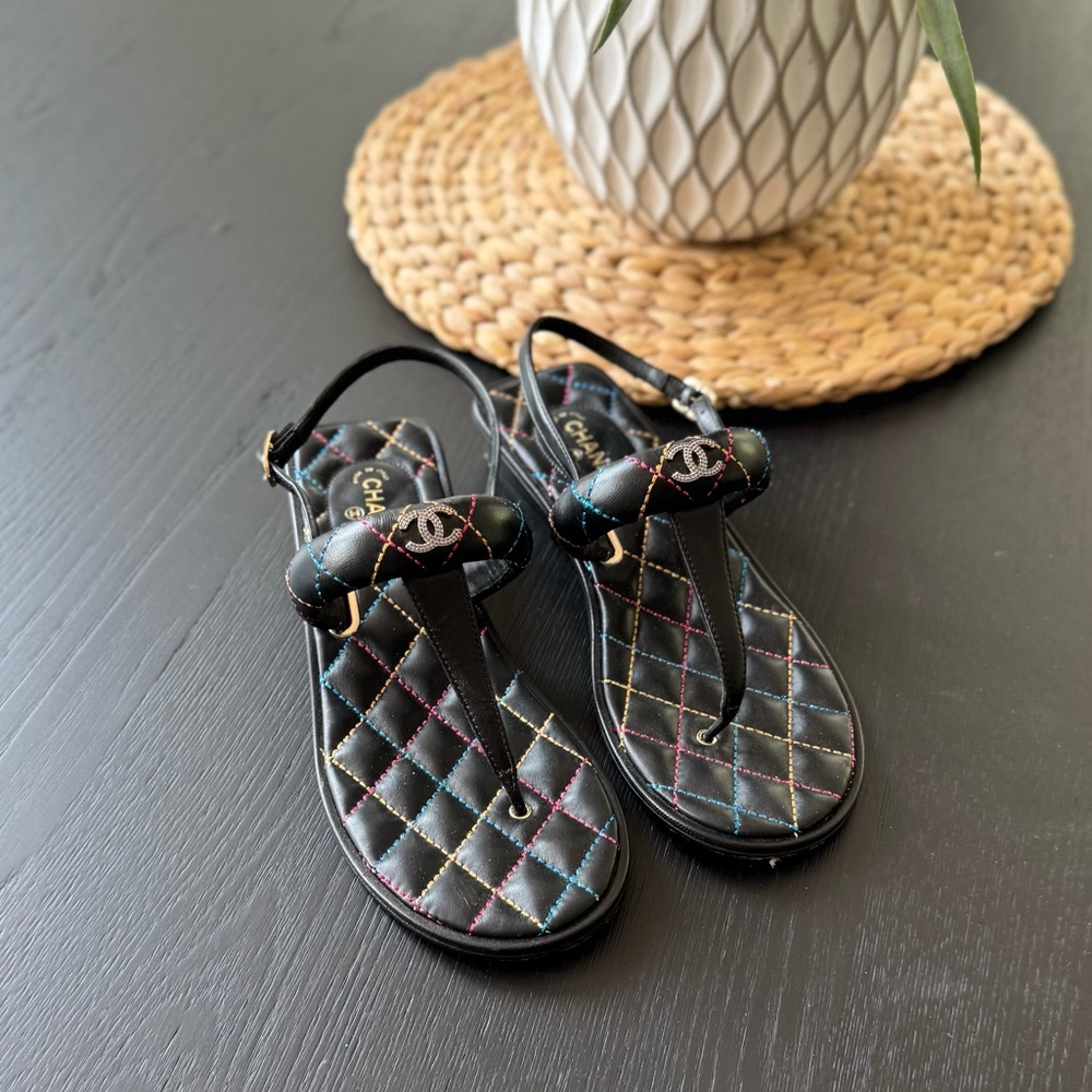 CHANEL 21k Black multicolor Leather Flat thong Sandals